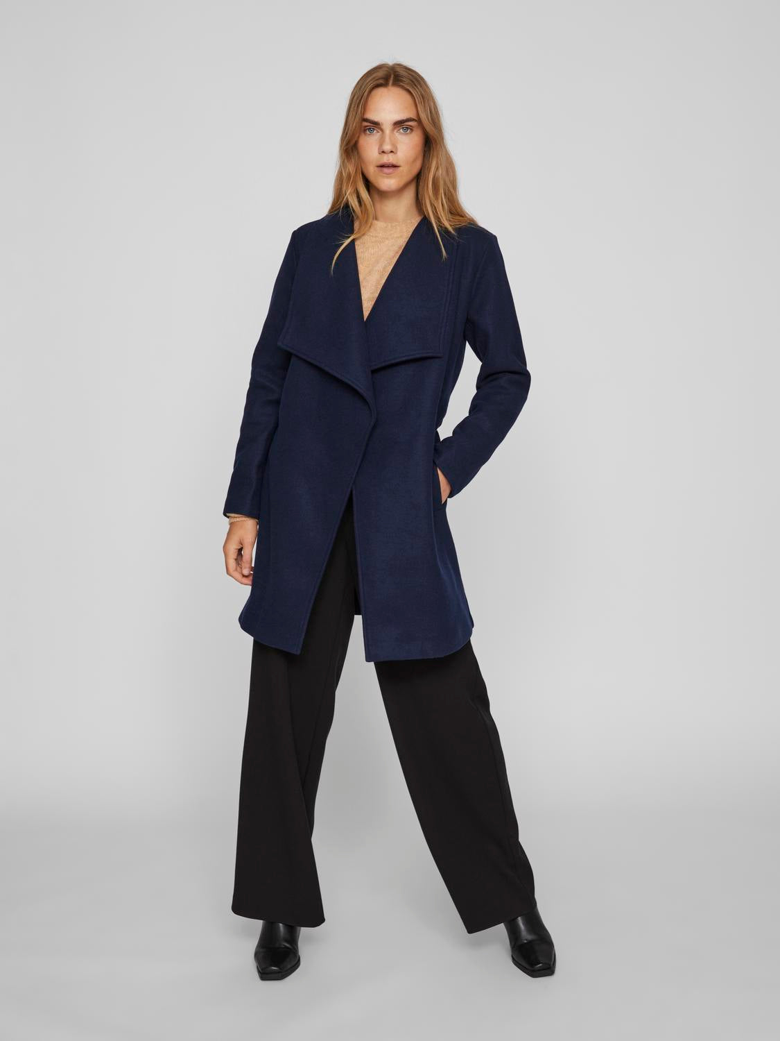 model_shot-front_full